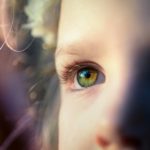 女の子の色鮮やかな光彩