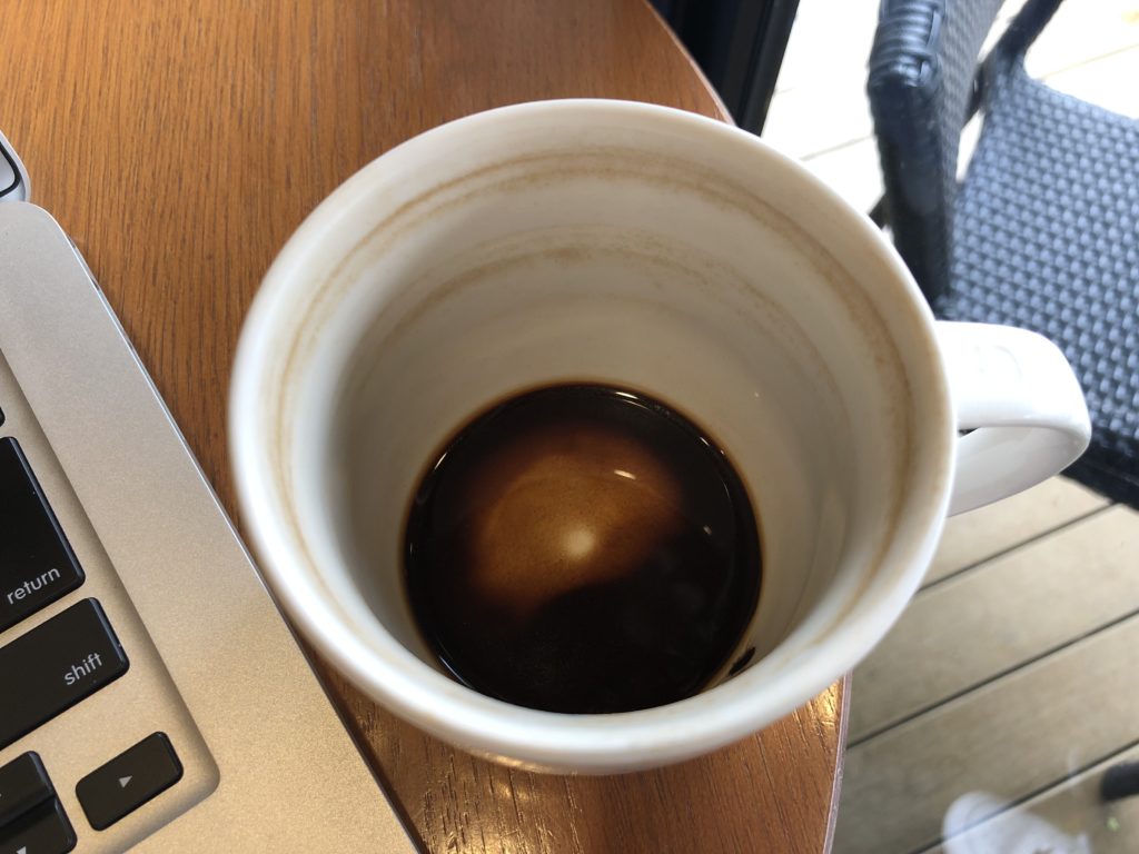スターバックスコーヒーのスマトラミディアムローストコーヒーとカップ